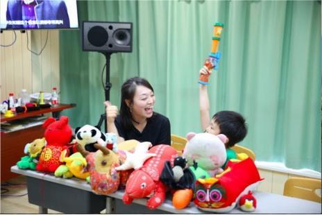 56.3％受訪者認(rèn)為家長(zhǎng)通過直播平臺(tái)觀察孩子在校舉動(dòng)屬過度關(guān)注