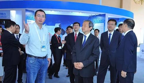馬凱副總理參觀金山云軟博會(huì)展臺(tái) 關(guān)注云計(jì)算發(fā)展