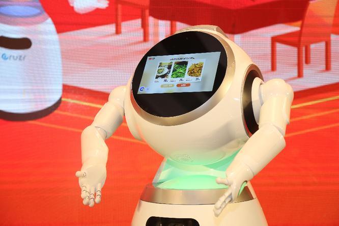 由阿里口碑與優(yōu)必選聯(lián)合打造的Cruzr(克魯澤)點(diǎn)餐機(jī)器人亮相新餐飲論壇