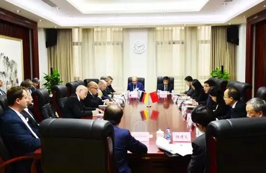 苗圩會見德國官員 交流5G合作事宜