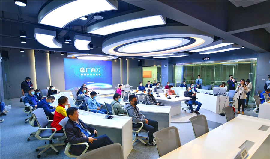 廣西數(shù)媒發(fā)展主題采風(fēng)團(tuán)走進(jìn)“廣西云”